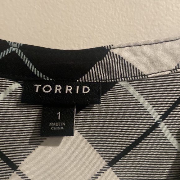 HARPER PULLOVER TANK - GEORGETTE BLACK & WHITE BUTTONS IN BACK IN SIZE 1 - Picture 3 of 3